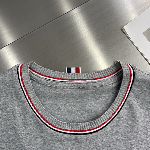 トムブラウンコピー 胸に鳥のロゴ入りクルーネックの半袖Tシャツ