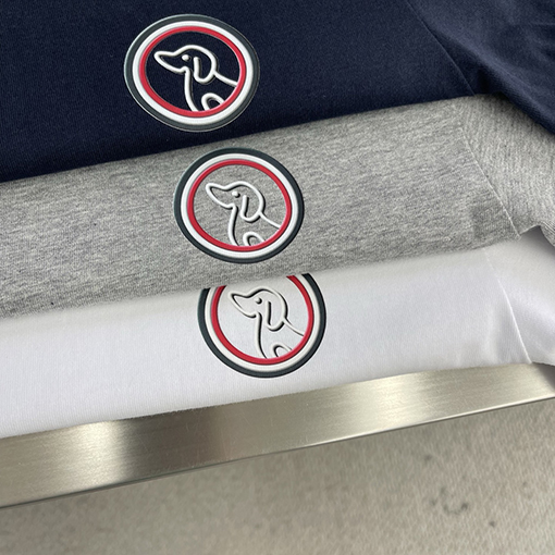 トムブラウンコピー 胸に鳥のロゴ入りクルーネックの半袖Tシャツ