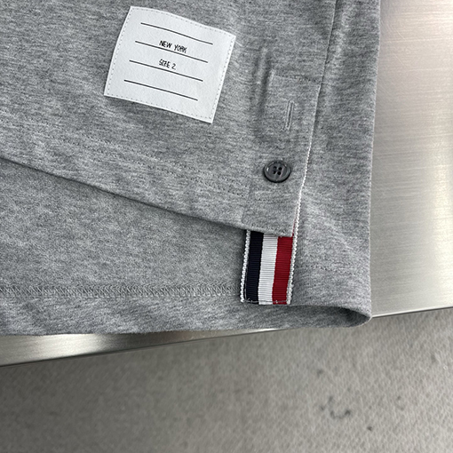 トムブラウンコピー 胸に鳥のロゴ入りクルーネックの半袖Tシャツ