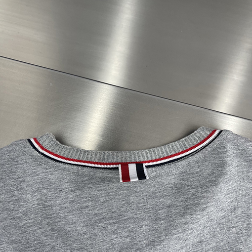 トムブラウンコピー 胸に鳥のロゴ入りクルーネックの半袖Tシャツ