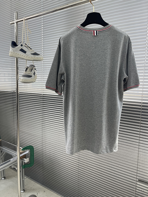 トムブラウンコピー 胸に鳥のロゴ入りクルーネックの半袖Tシャツ