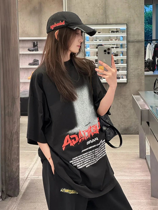 バレンシアガ BALENCIAGA ダークカラーのダメージプリント半袖Tシャツ