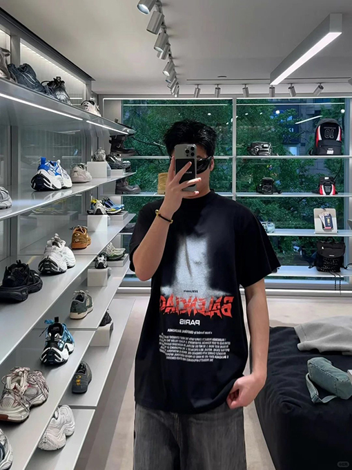 バレンシアガ BALENCIAGA ダークカラーのダメージプリント半袖Tシャツ