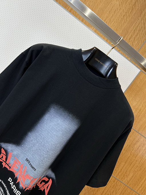 バレンシアガ BALENCIAGA ダークカラーのダメージプリント半袖Tシャツ