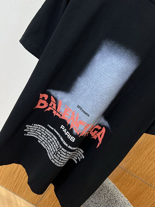 バレンシアガ BALENCIAGA ダークカラーのダメージプリント半袖Tシャツ