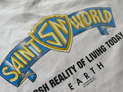 セントマイケルスーパーコピー SAINT WORLD HARSH REALITY OF LIVING TODAY プリント柄の半袖Tシャツ