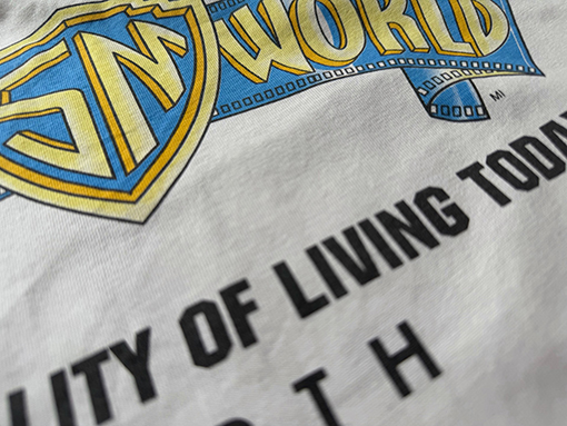 セントマイケルスーパーコピー SAINT WORLD HARSH REALITY OF LIVING TODAY プリント柄の半袖Tシャツ