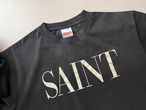セントマイケル 胸に「SAINT」のロゴが入った半袖Tシャツ