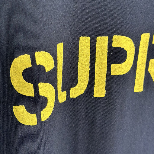 シュプリーム SUPREME ダメージのレタープリント入り半袖Tシャツ