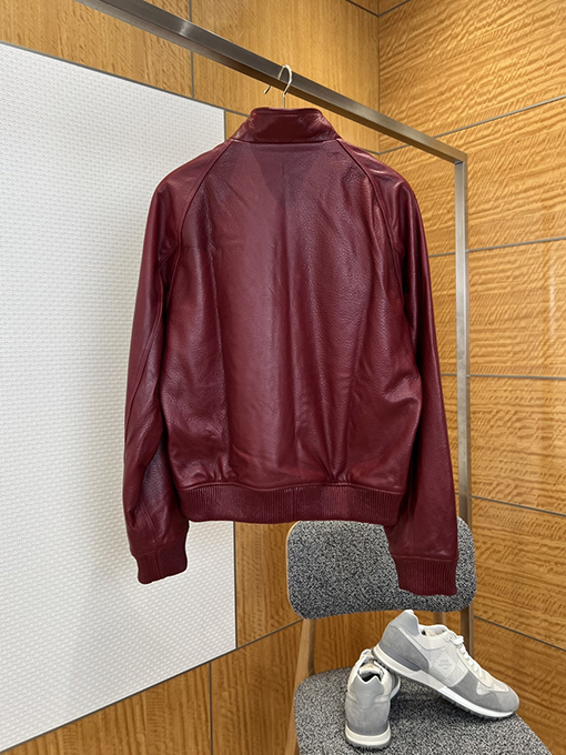ルイヴィトンコピー LOUIS VUITTON PARIS ゴールド箔のジッパーとスタンドカラーが特徴の高級レザージャケット