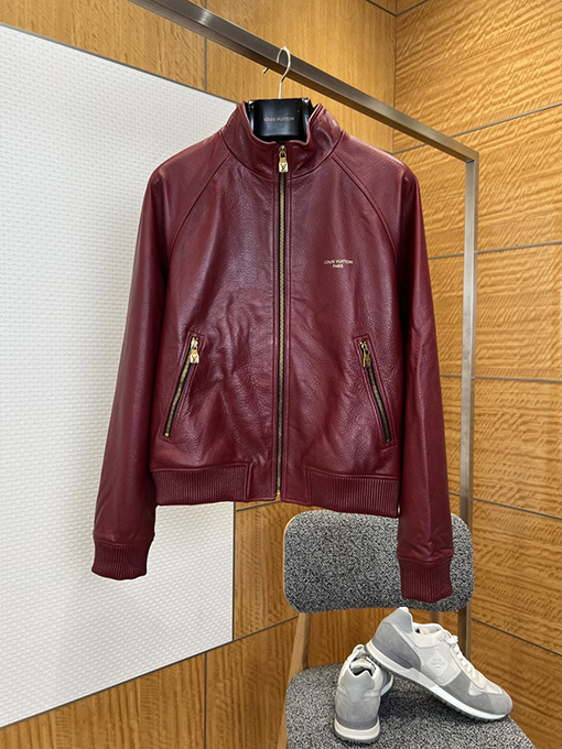 ルイヴィトンコピー LOUIS VUITTON PARIS ゴールド箔のジッパーとスタンドカラーが特徴の高級レザージャケット