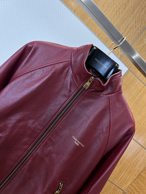 ルイヴィトンコピー LOUIS VUITTON PARIS ゴールド箔のジッパーとスタンドカラーが特徴の高級レザージャケット