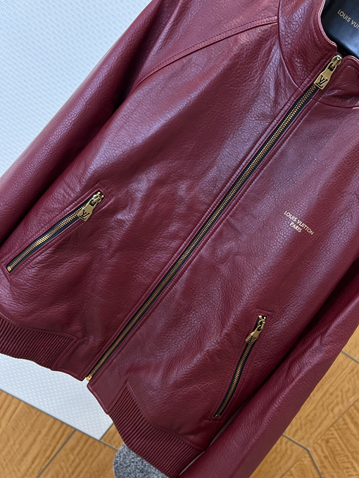 ルイヴィトンコピー LOUIS VUITTON PARIS ゴールド箔のジッパーとスタンドカラーが特徴の高級レザージャケット