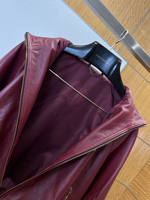 ルイヴィトンコピー LOUIS VUITTON PARIS ゴールド箔のジッパーとスタンドカラーが特徴の高級レザージャケット