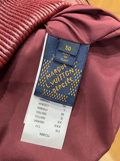 ルイヴィトンコピー LOUIS VUITTON PARIS ゴールド箔のジッパーとスタンドカラーが特徴の高級レザージャケット