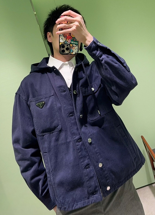 プラダ 三角形のロゴが入ったフード付きワークジャケット