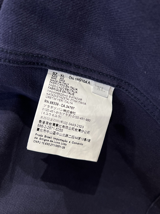 プラダ 三角形のロゴが入ったフード付きワークジャケット