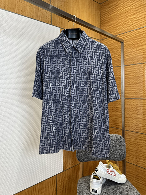 フェンディ ダブルFモノグラム入り半袖シャツとショートパンツのセット