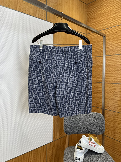 フェンディ ダブルFモノグラム入り半袖シャツとショートパンツのセット