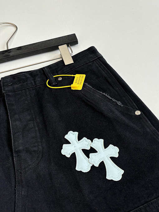 クロムハーツ 新作のクロス柄レザー刺繍入りカーゴデニムショーツ