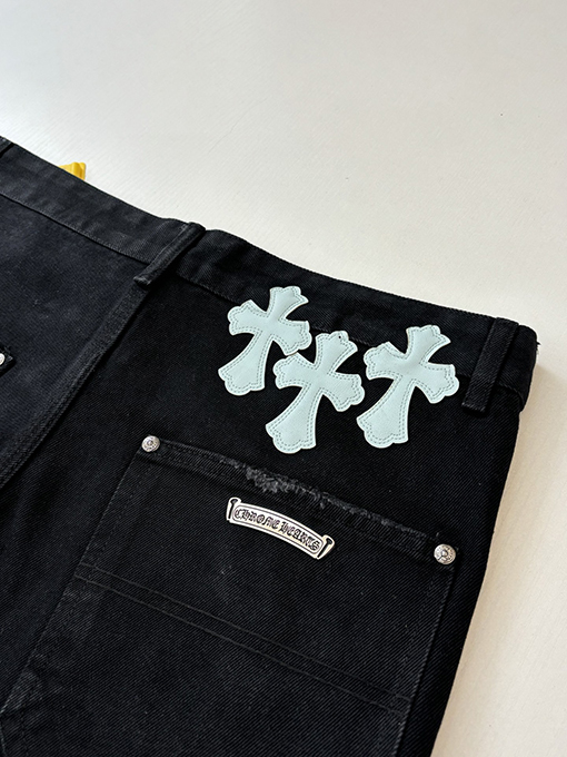 クロムハーツ 新作のクロス柄レザー刺繍入りカーゴデニムショーツ