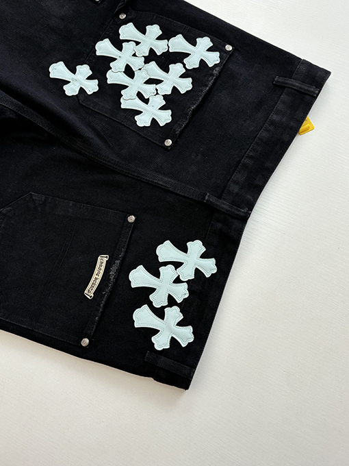 クロムハーツ 新作のクロス柄レザー刺繍入りカーゴデニムショーツ