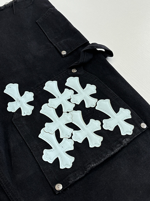 クロムハーツ 新作のクロス柄レザー刺繍入りカーゴデニムショーツ