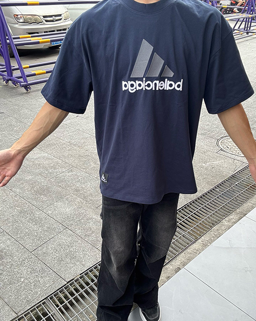 バレンシアガ Balenciaga 刺繍ロゴ入りリバーシブル半袖Tシャツ