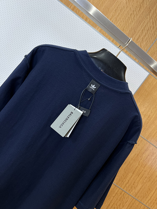 バレンシアガ Balenciaga 刺繍ロゴ入りリバーシブル半袖Tシャツ