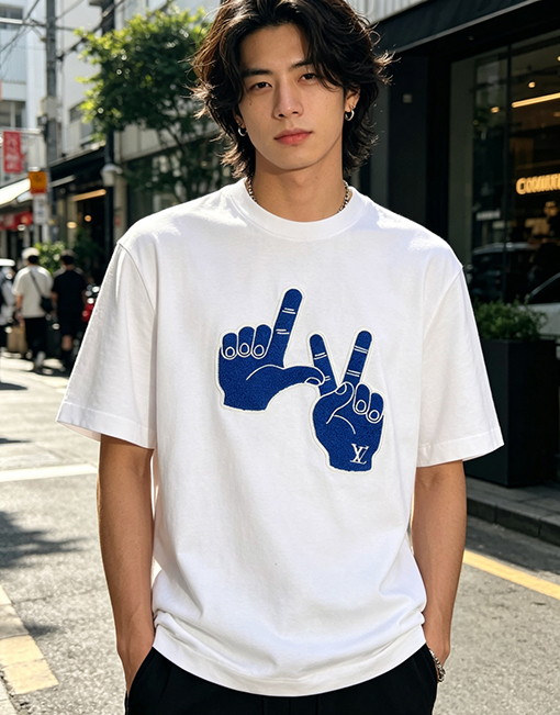 ルイヴィトンスーパーコピー 楽しい手のジェスチャーが刺繍された半袖Tシャツ