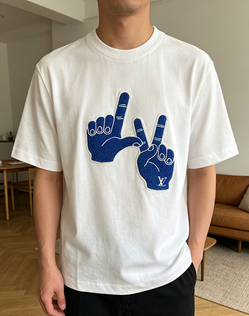 ルイヴィトンスーパーコピー 楽しい手のジェスチャーが刺繍された半袖Tシャツ
