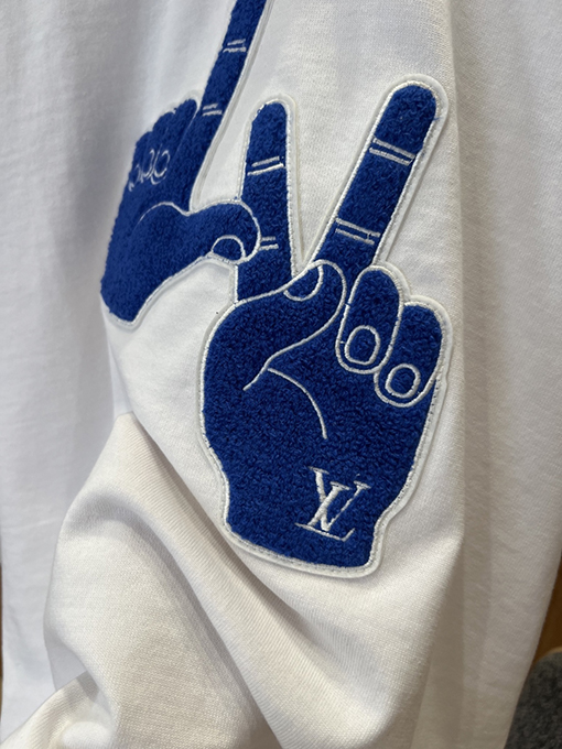 ルイヴィトンスーパーコピー 楽しい手のジェスチャーが刺繍された半袖Tシャツ