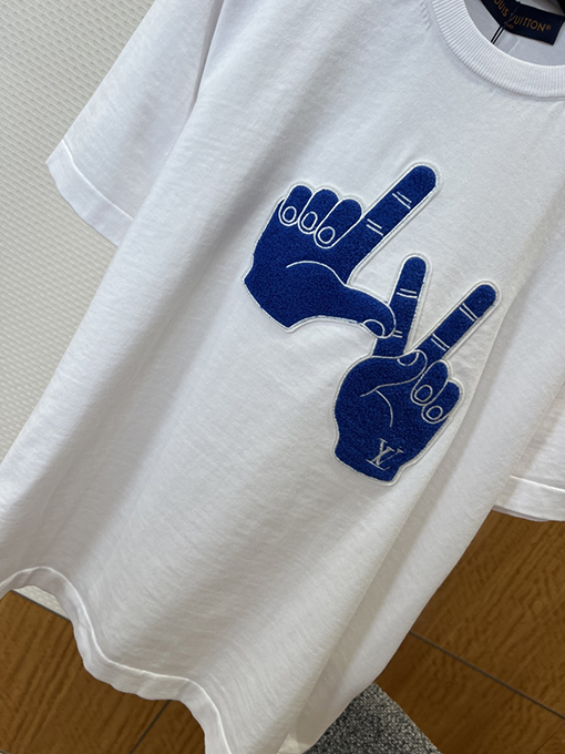 ルイヴィトンスーパーコピー 楽しい手のジェスチャーが刺繍された半袖Tシャツ