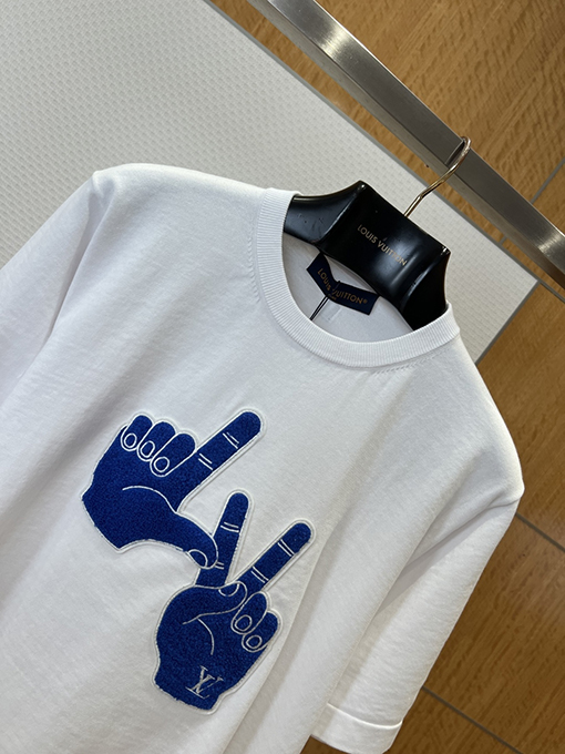 ルイヴィトンスーパーコピー 楽しい手のジェスチャーが刺繍された半袖Tシャツ