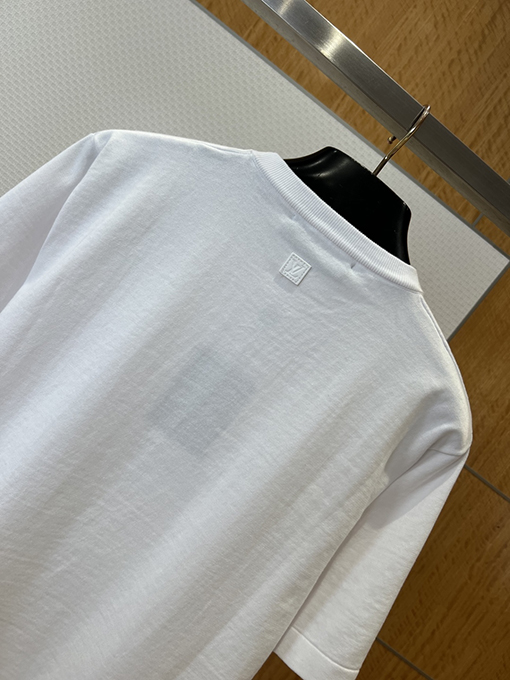 ルイヴィトンスーパーコピー 楽しい手のジェスチャーが刺繍された半袖Tシャツ