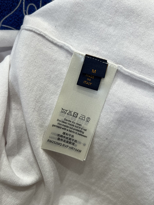 ルイヴィトンスーパーコピー 楽しい手のジェスチャーが刺繍された半袖Tシャツ