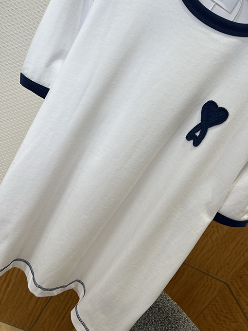 アミ カラーブロックのトリムとハートの刺繍があしらわれた半袖Tシャツ