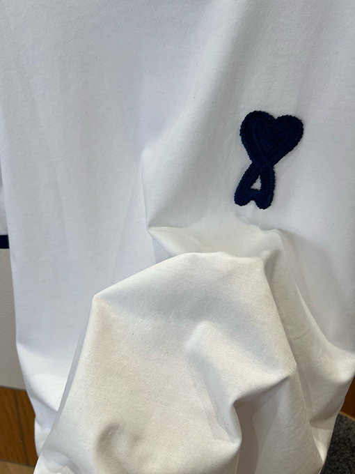 アミ カラーブロックのトリムとハートの刺繍があしらわれた半袖Tシャツ