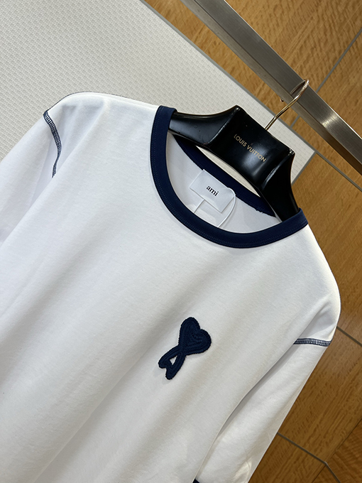 アミ カラーブロックのトリムとハートの刺繍があしらわれた半袖Tシャツ
