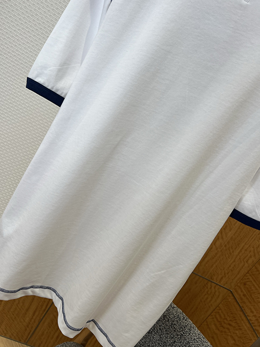 アミ カラーブロックのトリムとハートの刺繍があしらわれた半袖Tシャツ