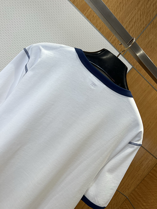 アミ カラーブロックのトリムとハートの刺繍があしらわれた半袖Tシャツ