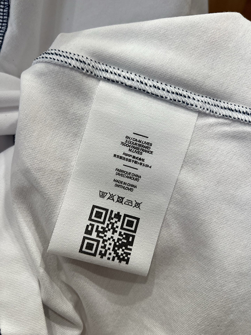 アミ カラーブロックのトリムとハートの刺繍があしらわれた半袖Tシャツ