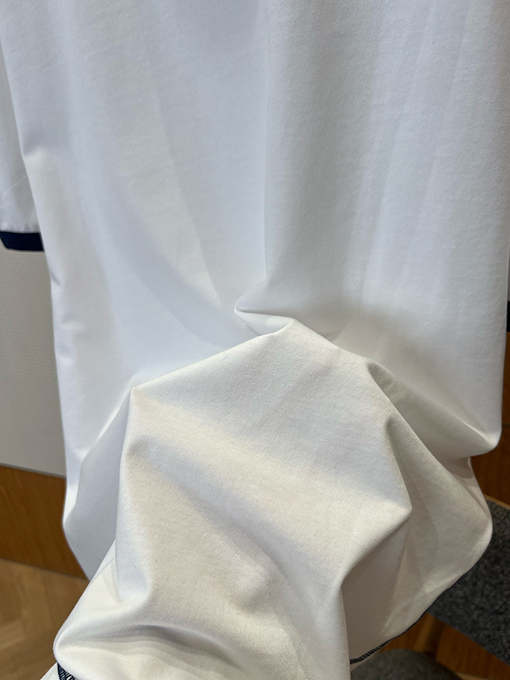 アミ カラーブロックのトリムとハートの刺繍があしらわれた半袖Tシャツ