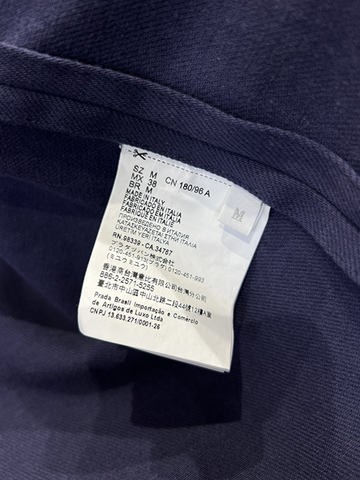 プラダ 紺色の襟付きツイルワークジャケット