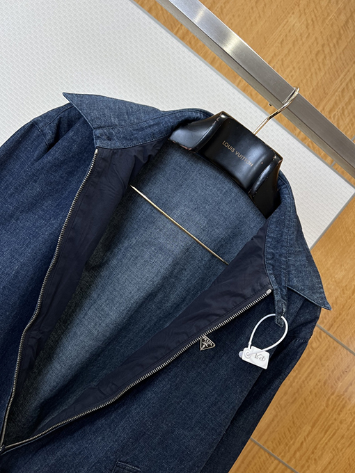 プラダコピー クラシックなロゴ入りデニムラペルジップアップジャケット