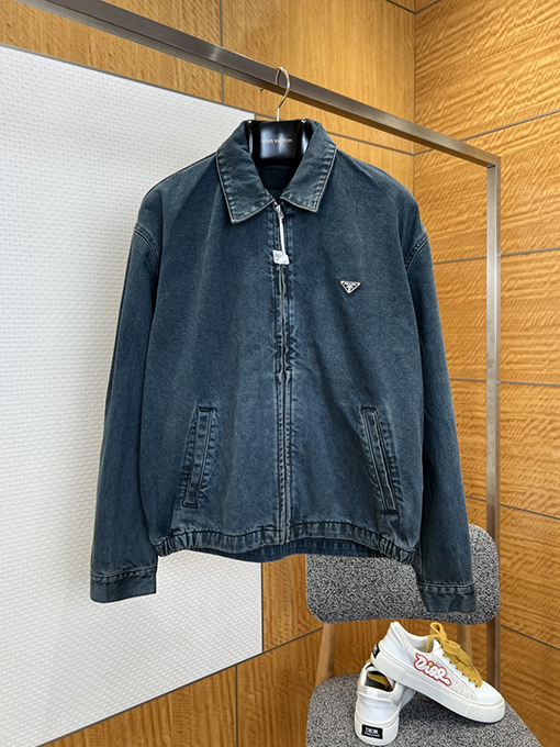 プラダスーパーコピー 三角形のロゴが入ったウォッシュドデニムジャケット