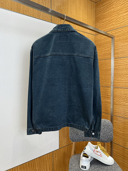 プラダスーパーコピー 三角形のロゴが入ったウォッシュドデニムジャケット