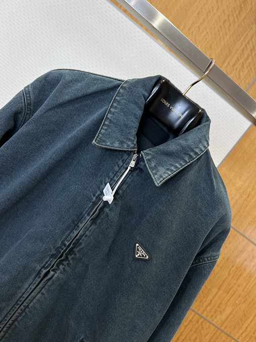 プラダスーパーコピー 三角形のロゴが入ったウォッシュドデニムジャケット