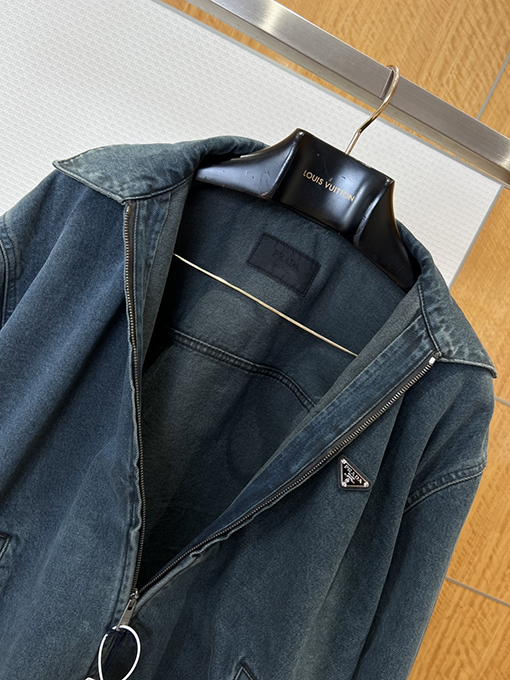 プラダスーパーコピー 三角形のロゴが入ったウォッシュドデニムジャケット