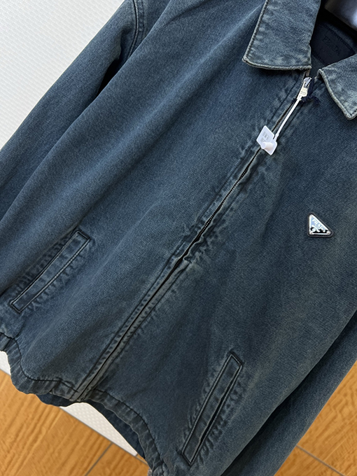 プラダスーパーコピー 三角形のロゴが入ったウォッシュドデニムジャケット